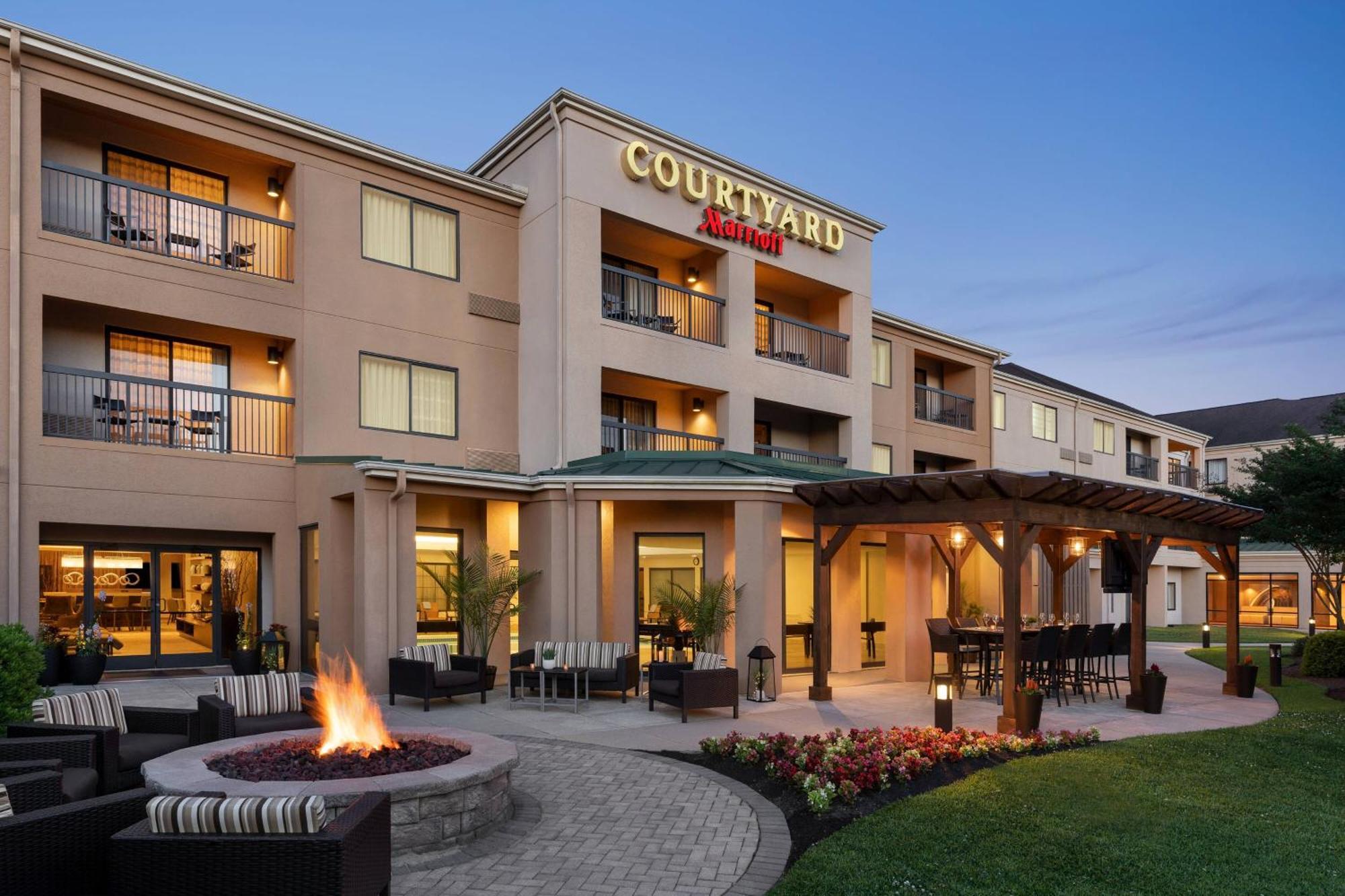 Courtyard Greenville Luaran gambar