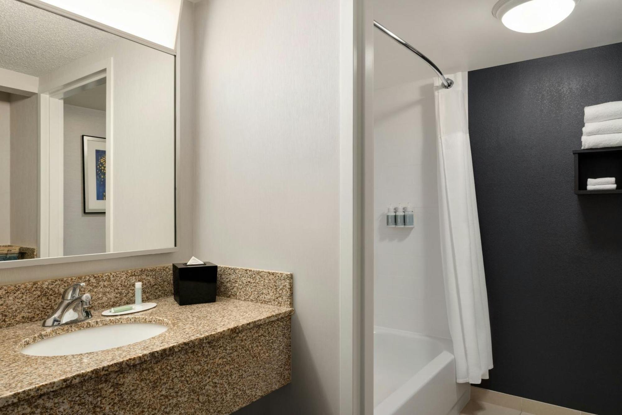 Courtyard Greenville Luaran gambar